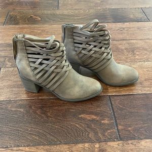 Tan braided ankle boots with heel (new)